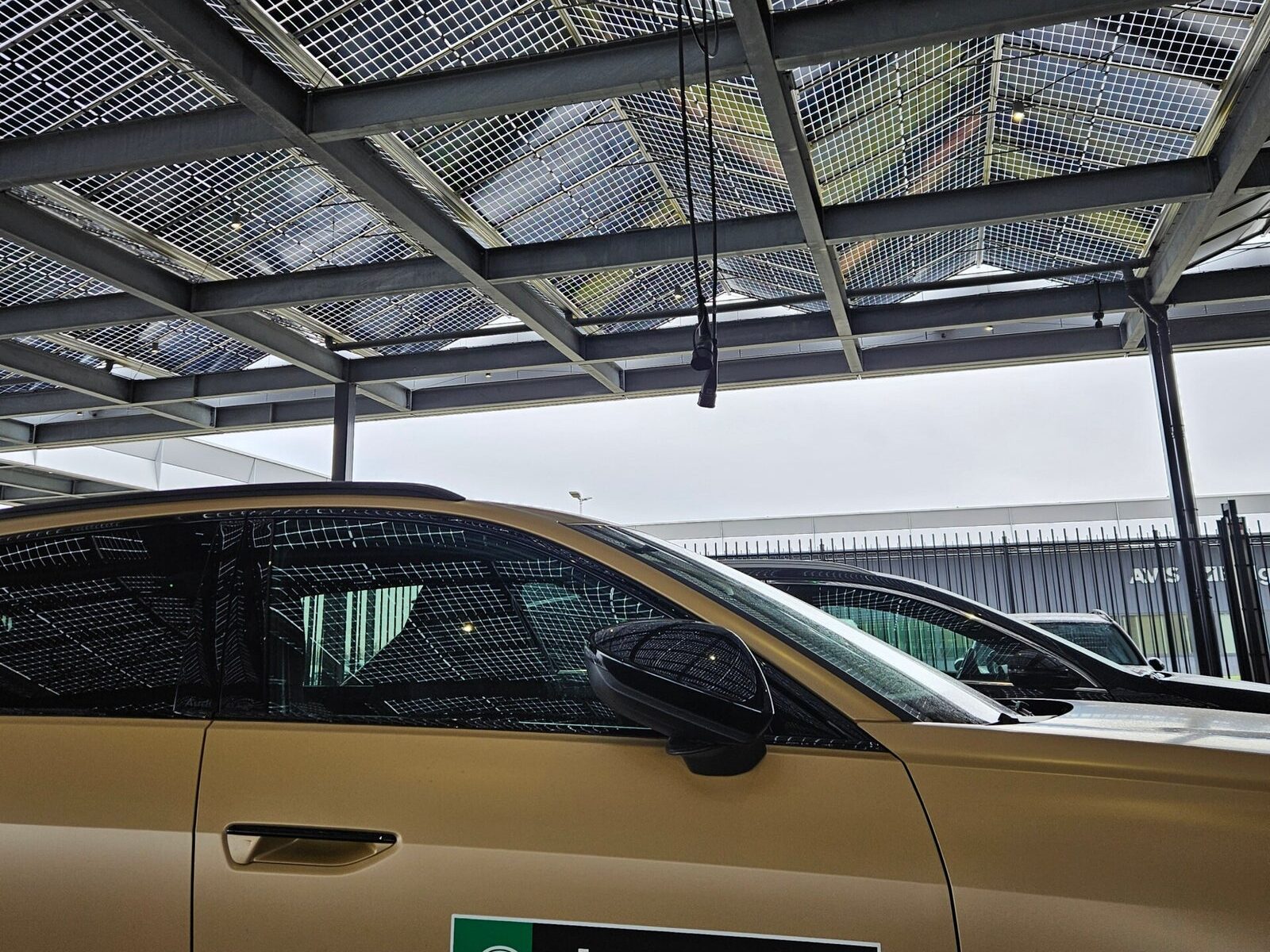 AC-laadsysteem met overhead laadkabels van Van der Sijs bij Enterprise autoverhuur