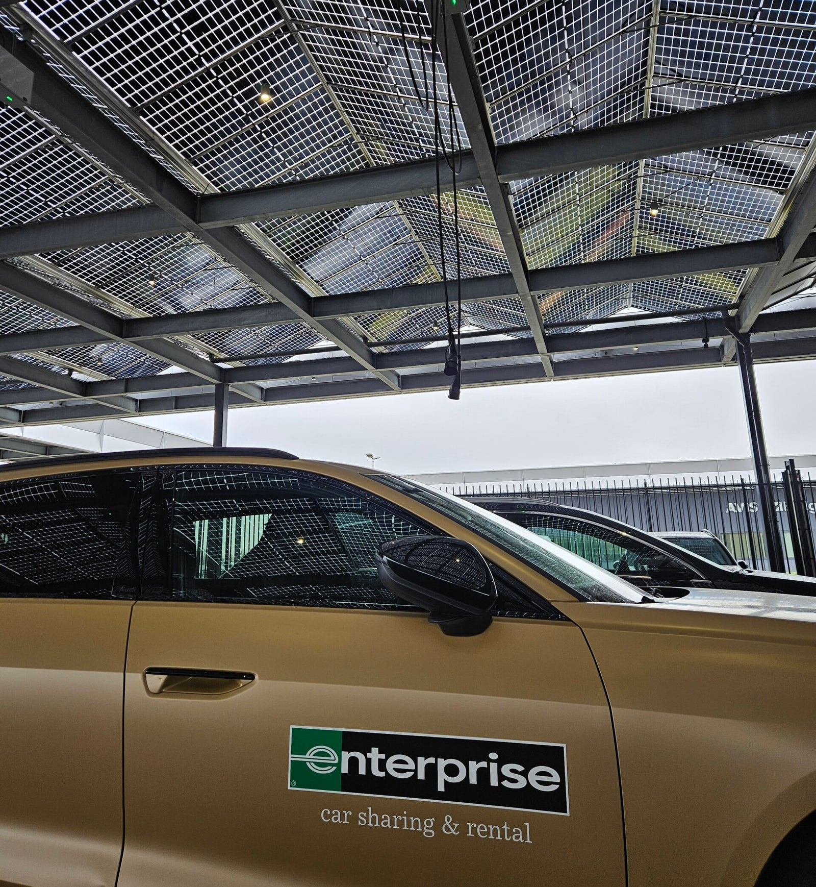 AC-laadsysteem met overhead laadkabels van Van der Sijs bij Enterprise autoverhuur