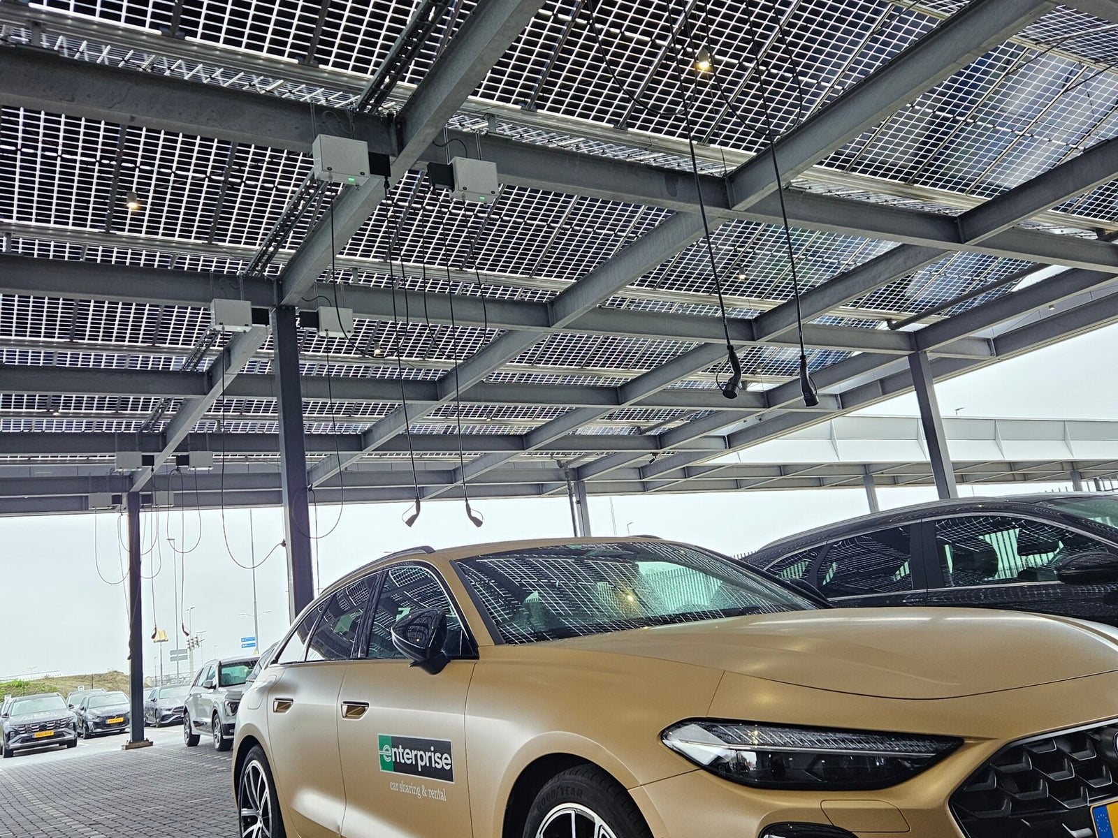 Overhead laadkabels met rol-veersysteem bij Enterprise autoverhuur