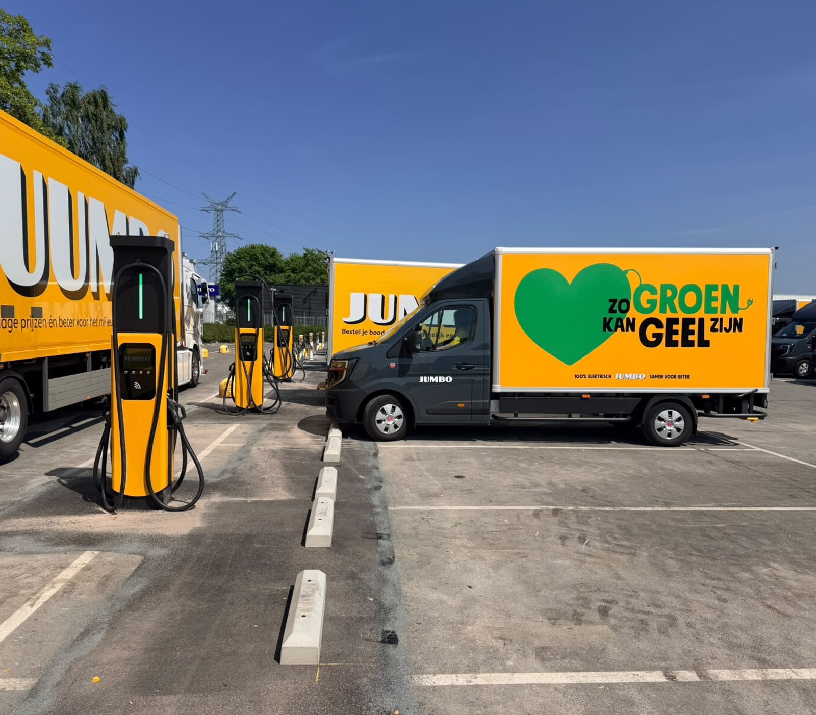 Laadplein van Van der Sijs op de Jumbo Online hub in Den Bosch met AC- en DC-laadpunten