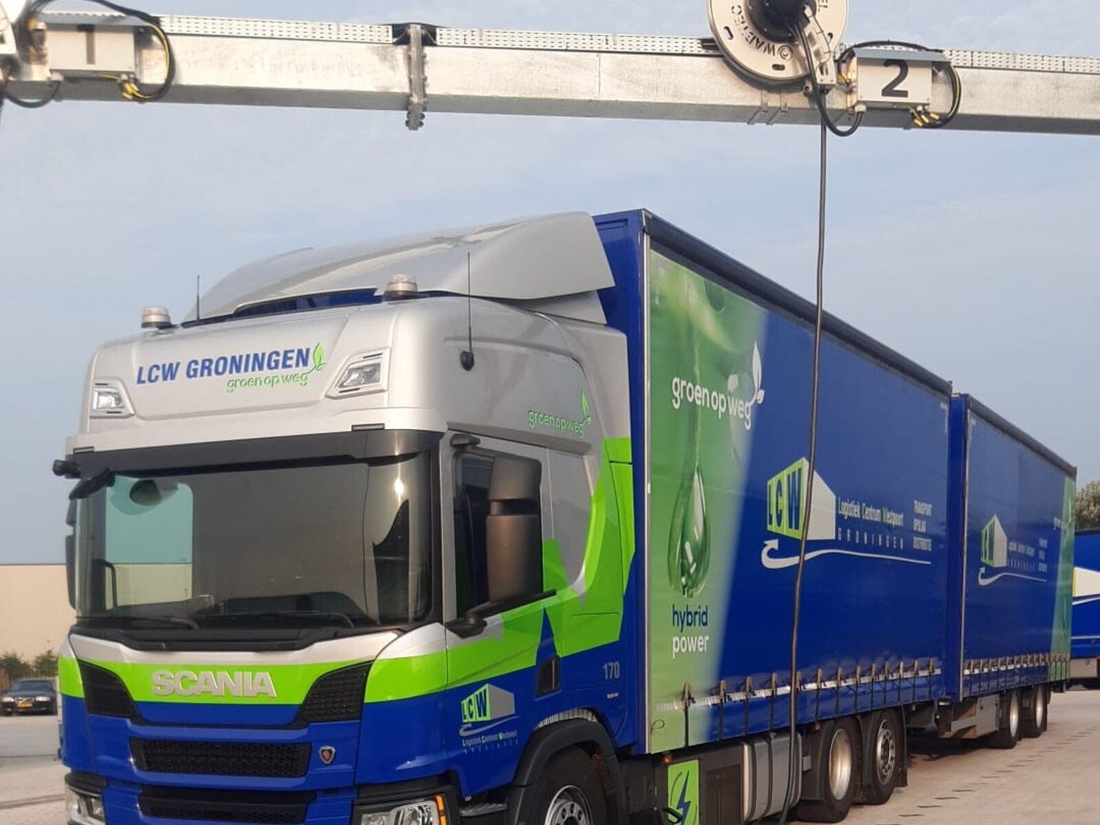 Laadsysteem met portaal, batterij en zon-PV van Van der Sijs bij LCW in Groningen