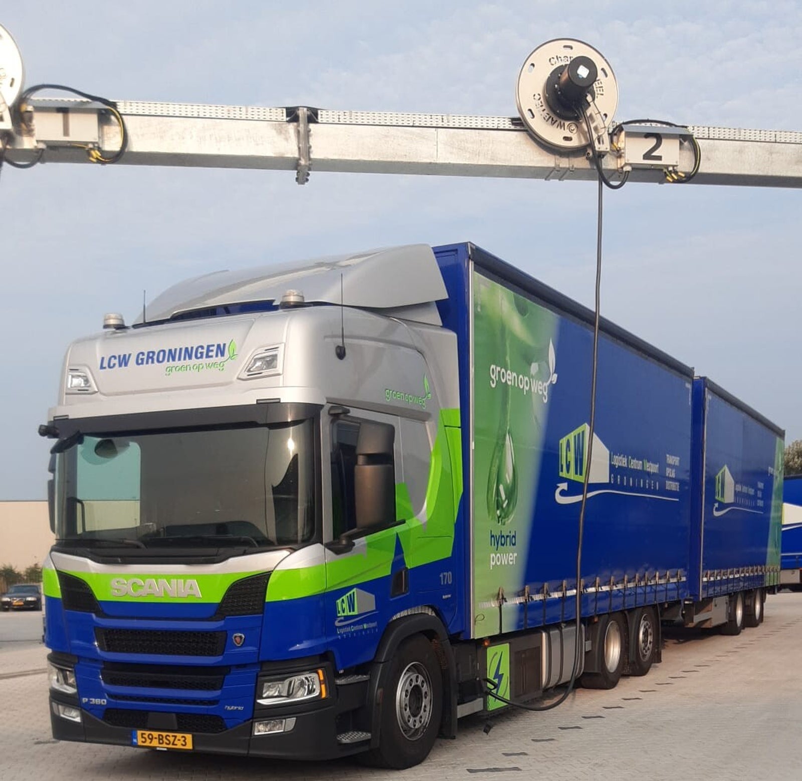 Laadsysteem met portaal, batterij en zon-PV van Van der Sijs bij LCW in Groningen