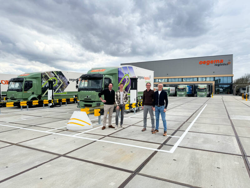 DC-laadplein met zonnepanelen van Van der Sijs bij Oegema Logistics in Geleen