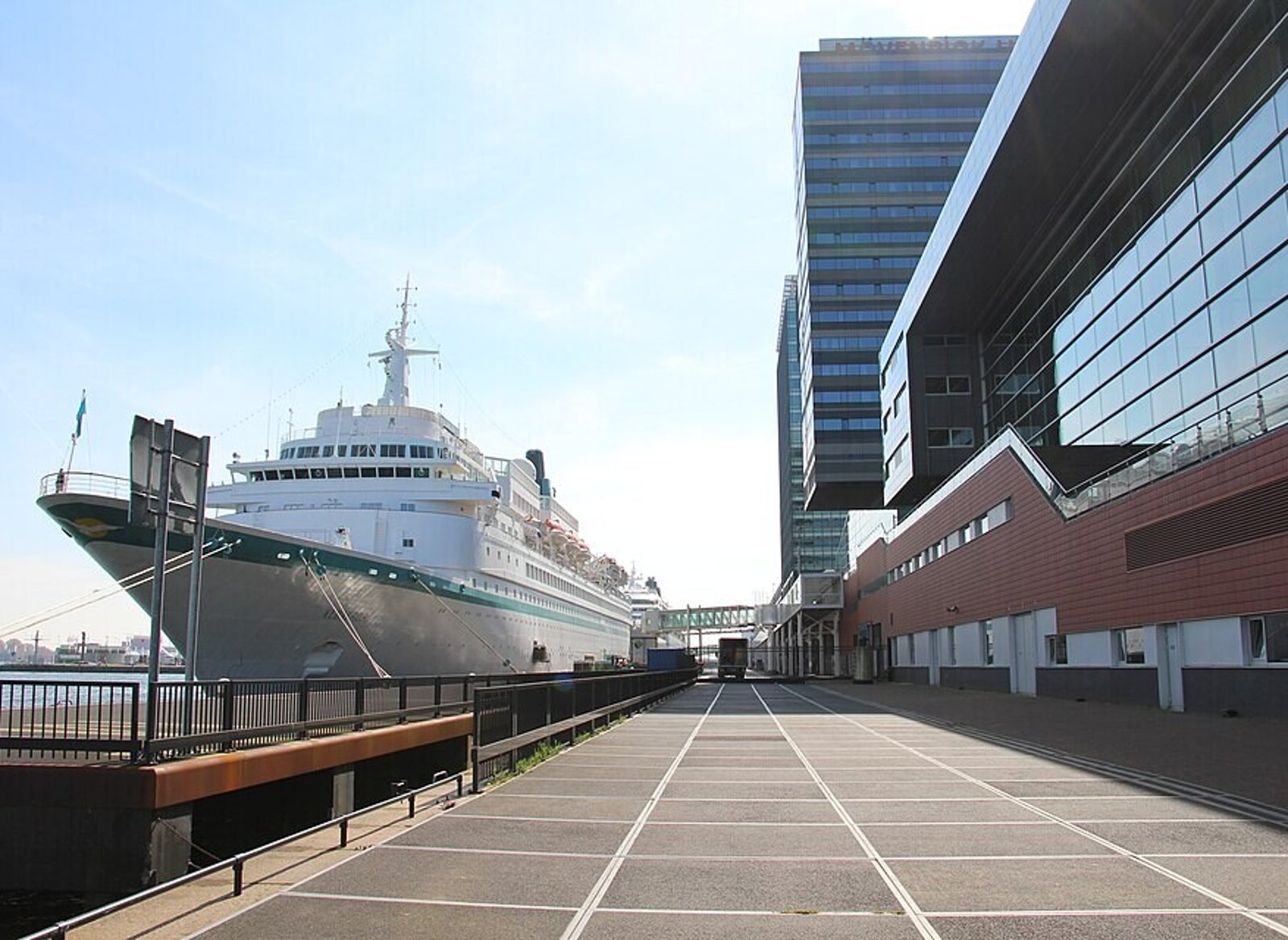 Passenger Terminal Amsterdam waar Van der Sijs e-coaches laadt
