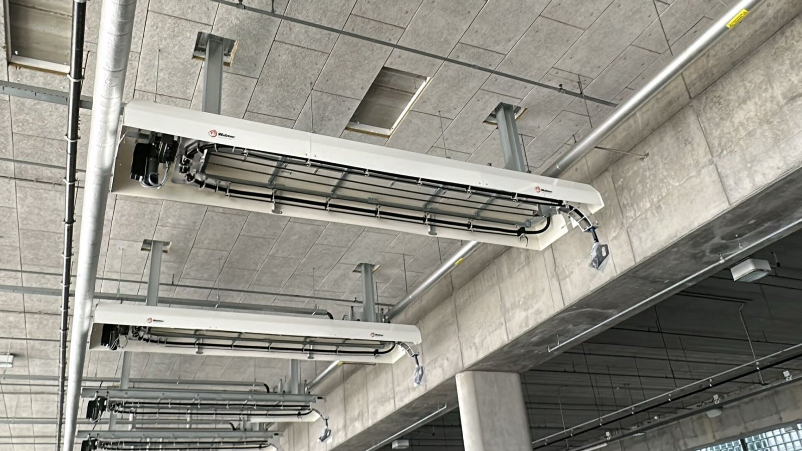 Overhead laadsysteem voor elektrische touringcars bij Passenger Terminal Amsterdam